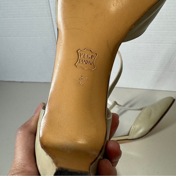 Vintage Bruno Magli Women's Cream T-Strap Y2K 90s Round Toe Heels Size 37 1/2 - Picture 7 of 14